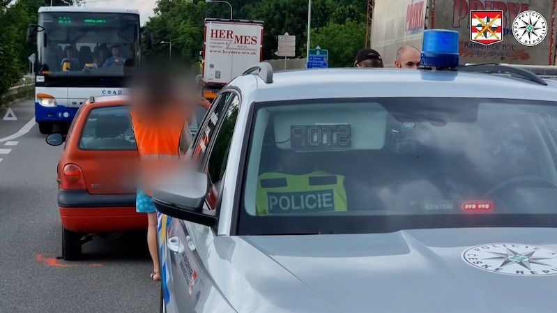 Řidič u Brna obrátil auto s matkou a dětmi do protisměru a ujel